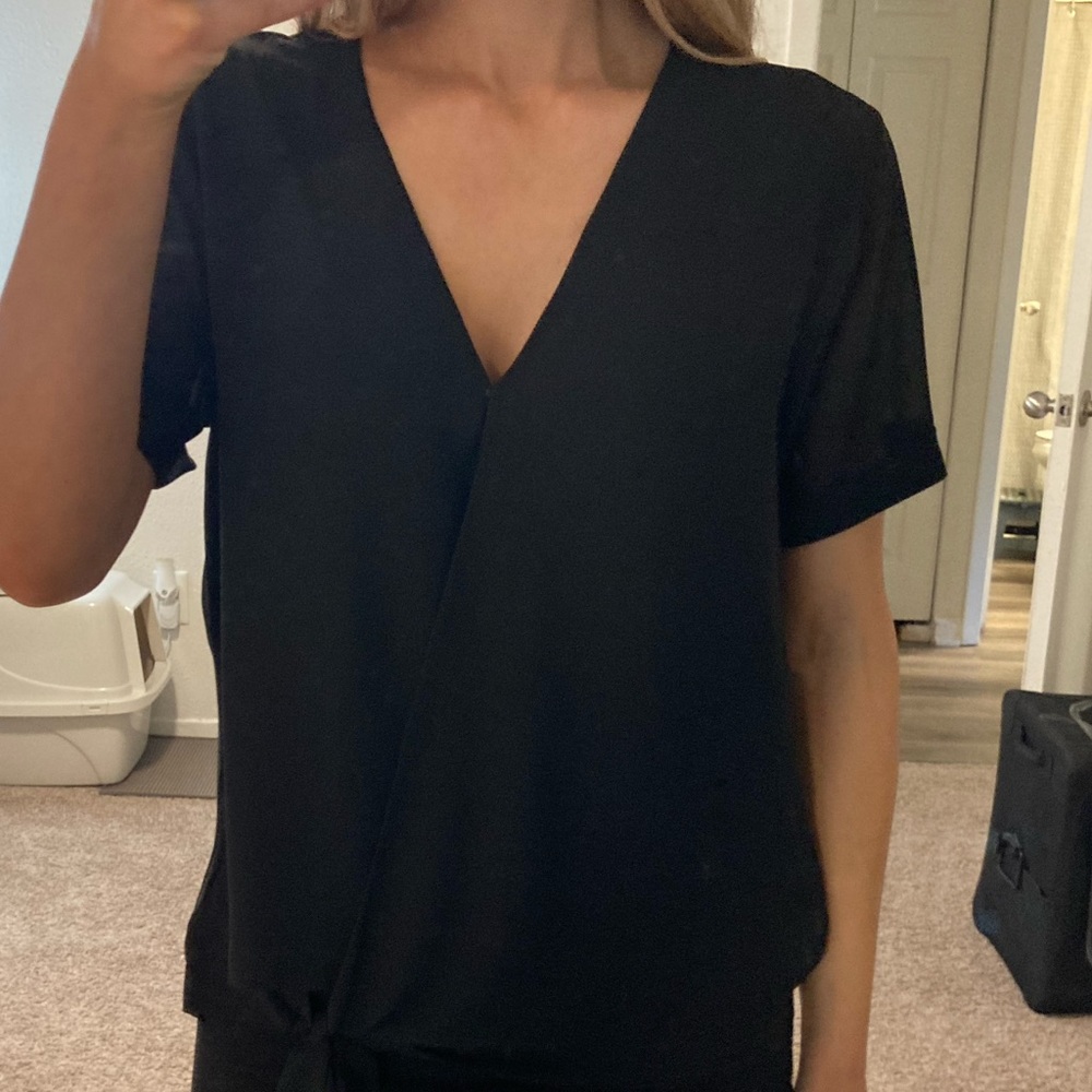 Black Wrap surplice front tie top v neck. Perfect for work! - Picture 2 of 9